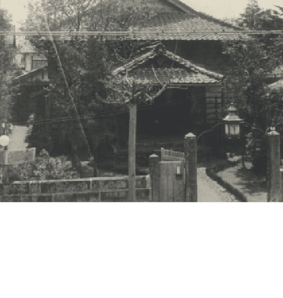 武本安太郎が敷地内で開業した草葉町教会。写真左に「武本洋服店」の看板が見える